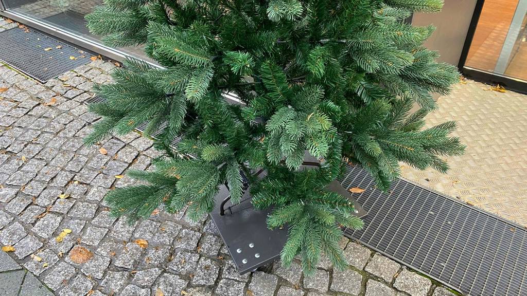 Weihnachtsbaum getestet: Weihnachtsbaum mit grünen Tannen und schwarzem Standfuß ersichtlich.