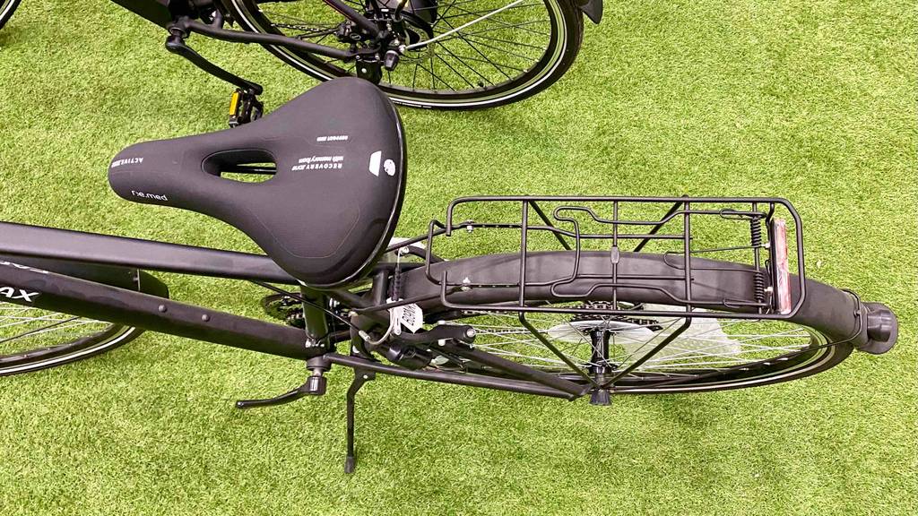 Trekkingrad getestet: Fahrradsattel und Gepäcksträger eines Trekkingrads im Fokus.