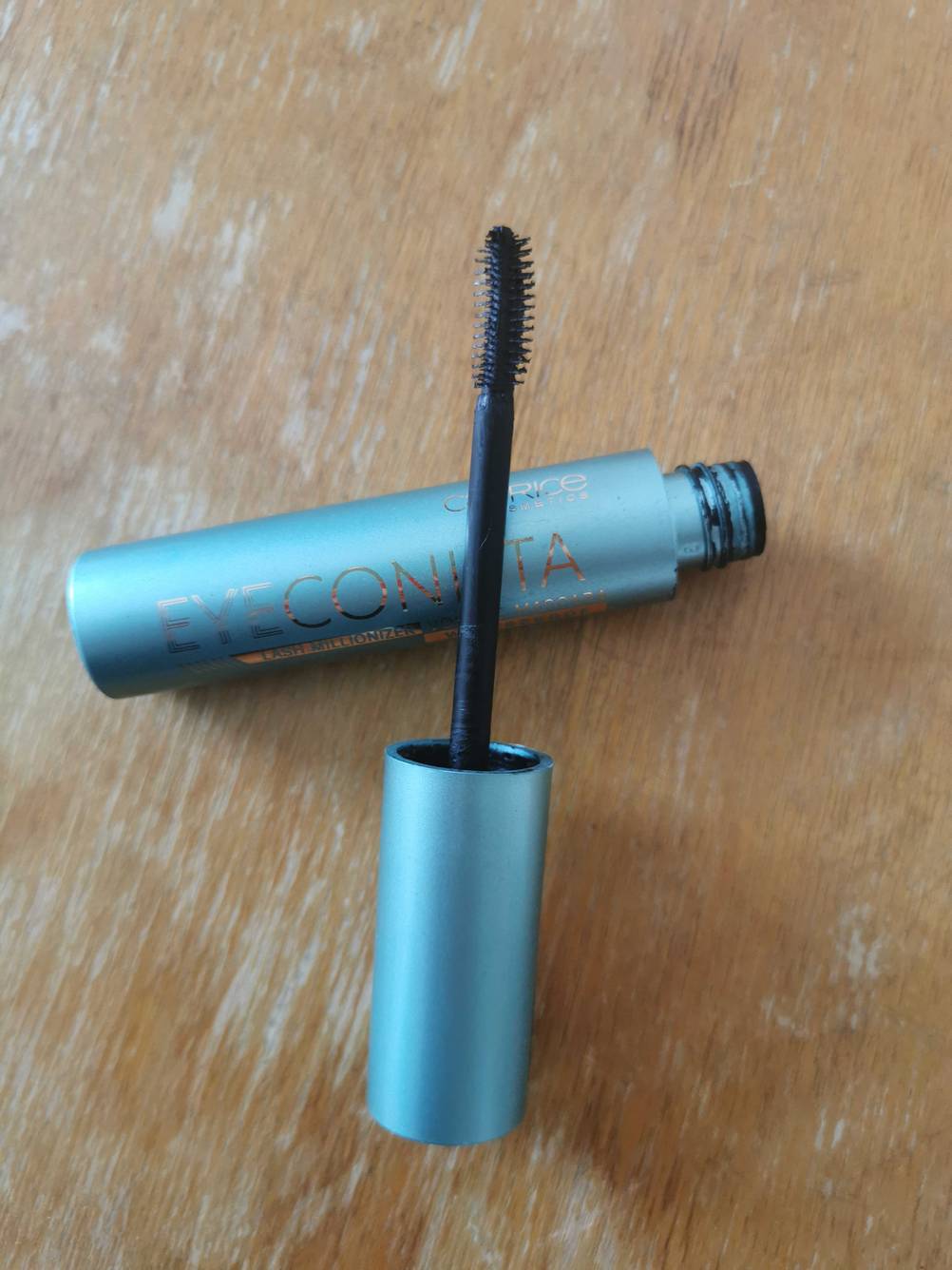 Im Test: Eine geöffnete Tube wasserfeste Mascara, davor die Bürste.