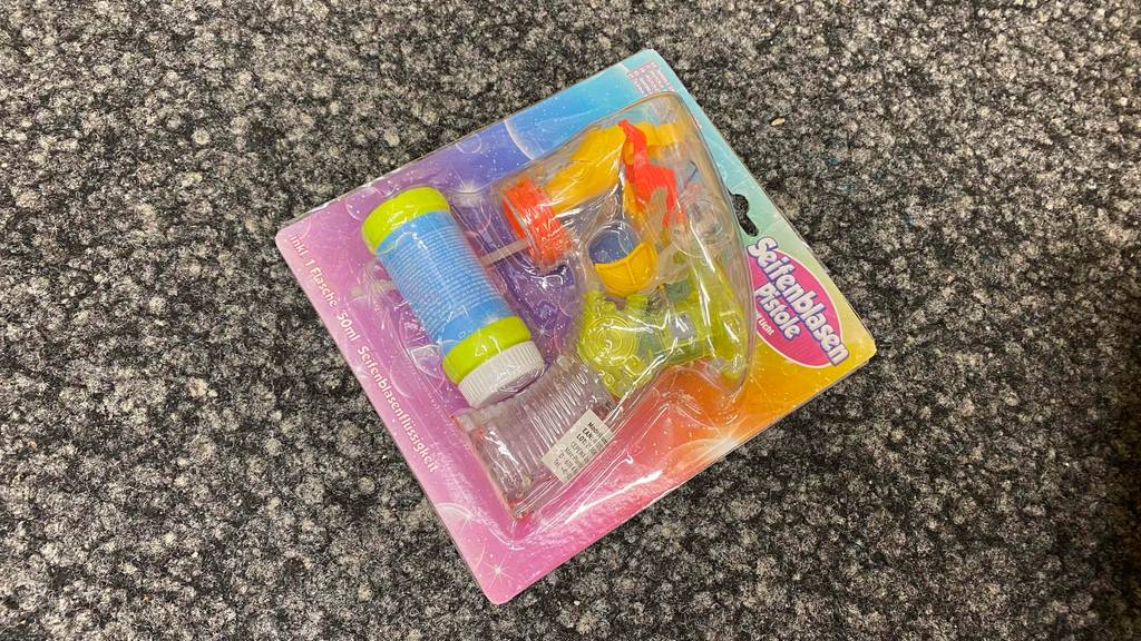 Eine Packung der getesteten Seifenblasenpistole liegt auf einem grauen Teppich.