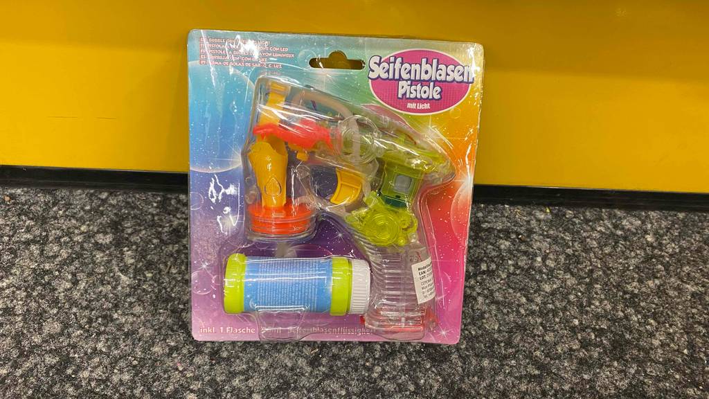 Seifenblasenpistole getestet: Eine Packung lehnt an einer gelben Wand.