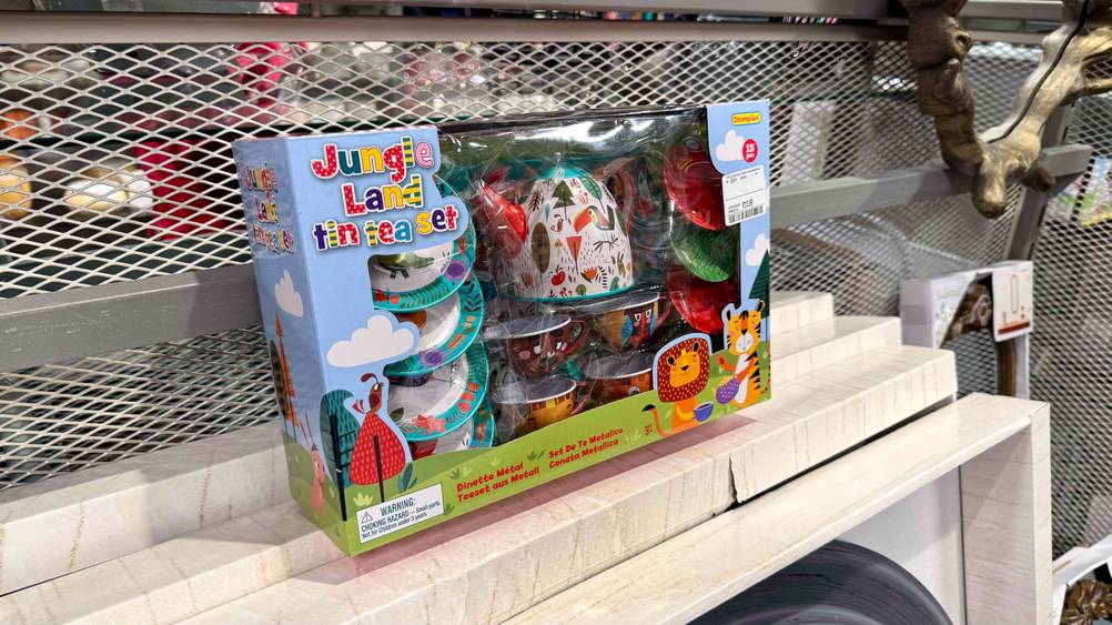 Das getestete Puppengeschirr, steht in der Verpackung auf schmale Kartons.