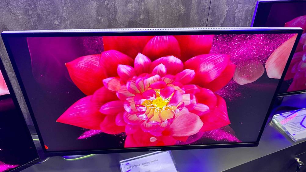 Gaming-Monitor 27 Zoll im Test: Gaming-Monitor von vorne auf Kommode