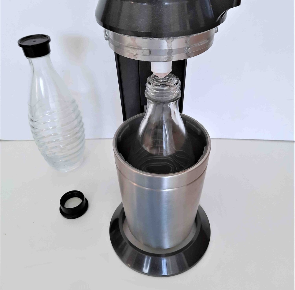 Sodastream im Test: ein Sodastream mit Glasflasche darin im geöffneten Zustand.