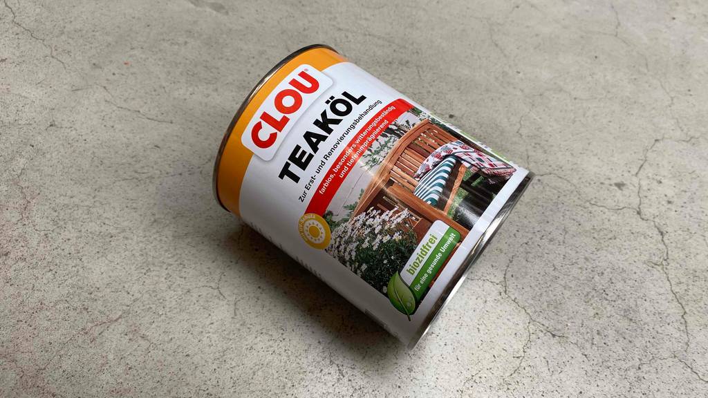 Teaköl getestet: Teaköl der Marke Clou auf einem grauen Boden liegend.