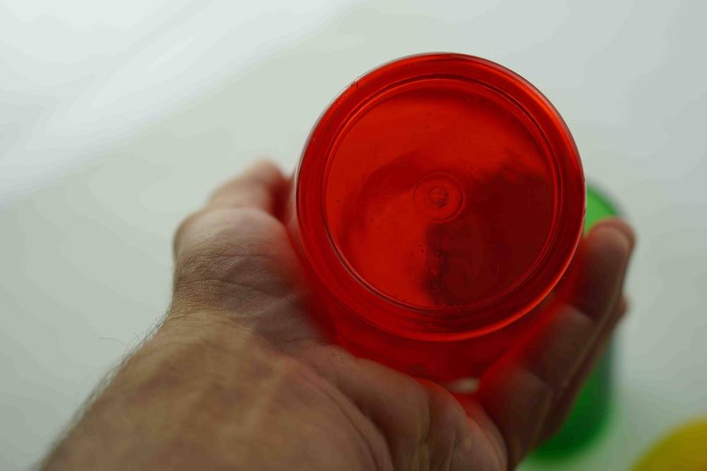 Cocktail-Shaker im Test: ein roter Cocktail-Shaker von der Unterseite ersichtlich.