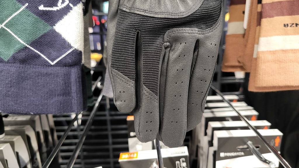 Reithandschuhe-Test: Die belüfteten Finger der getesteten Reithandschuhe im Fokus.
