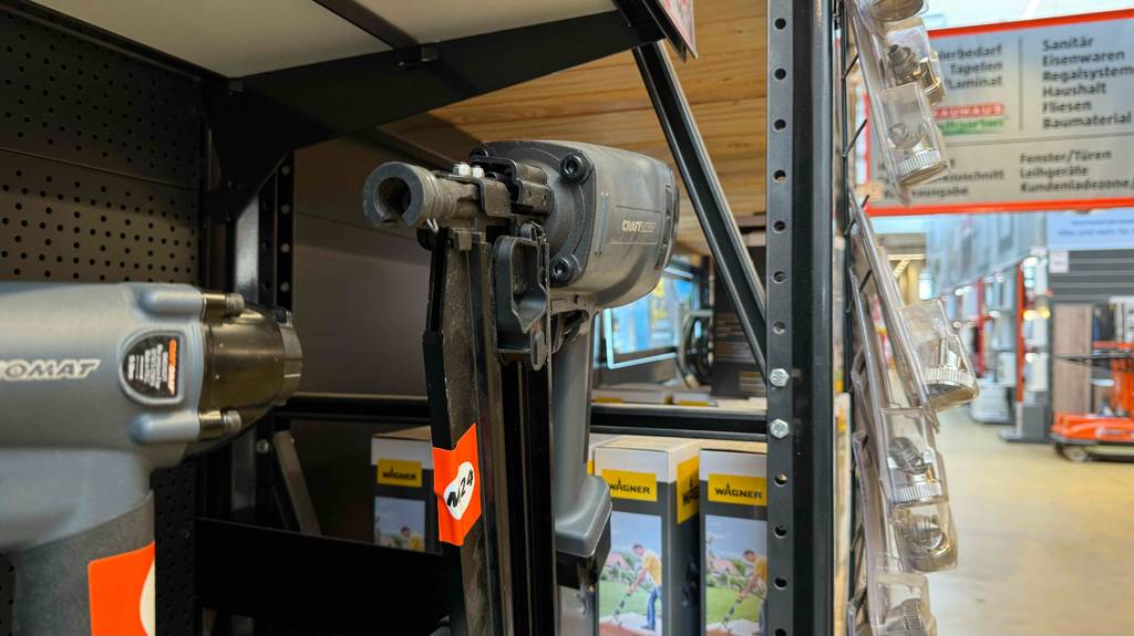 Vorderes Teil eines getesteten 90-mm-Luftdrucknaglers im Fokus.