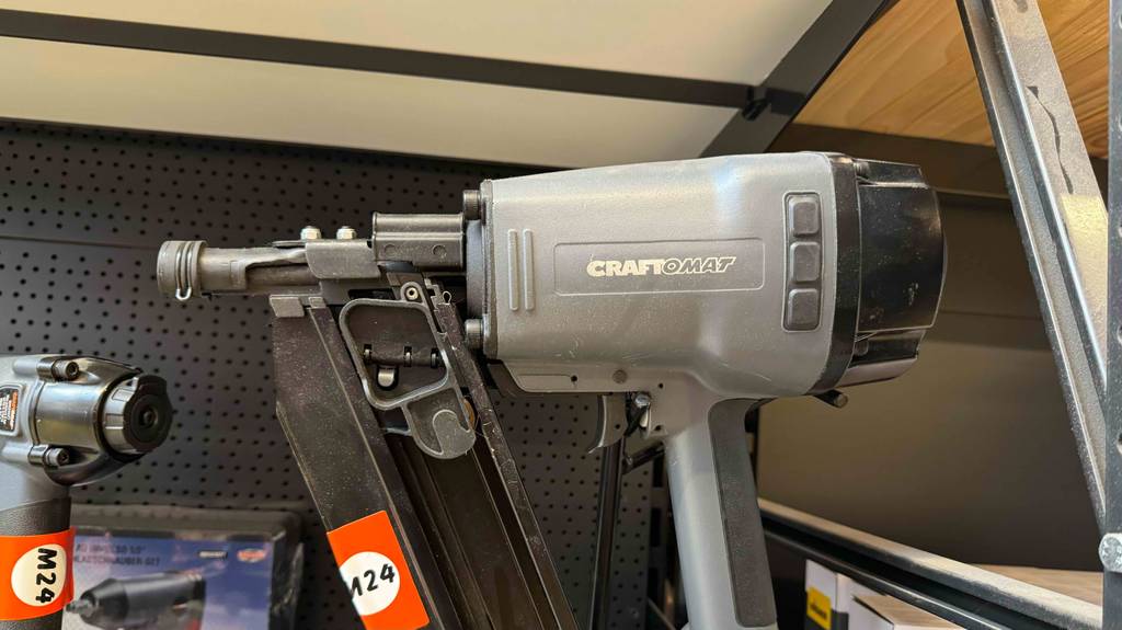 Nahaufnahme der Seite des getesteten 90-mm-Luftdrucknaglers.