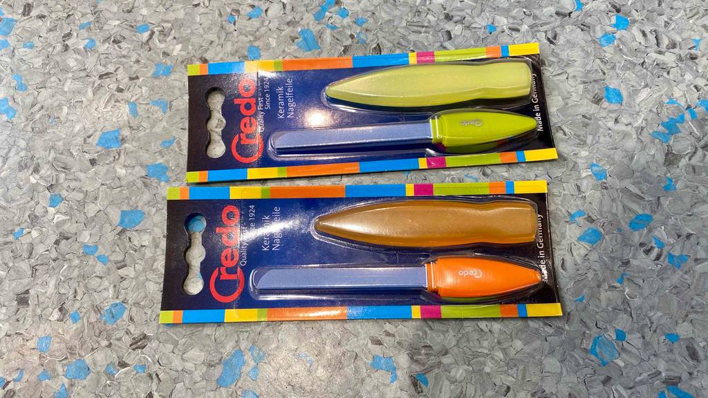 Keramik-Nagelfeile getestet: zwei Keramik-Nagelfeilen liegen auf einem Boden in der Farbe Orange und Gelb.