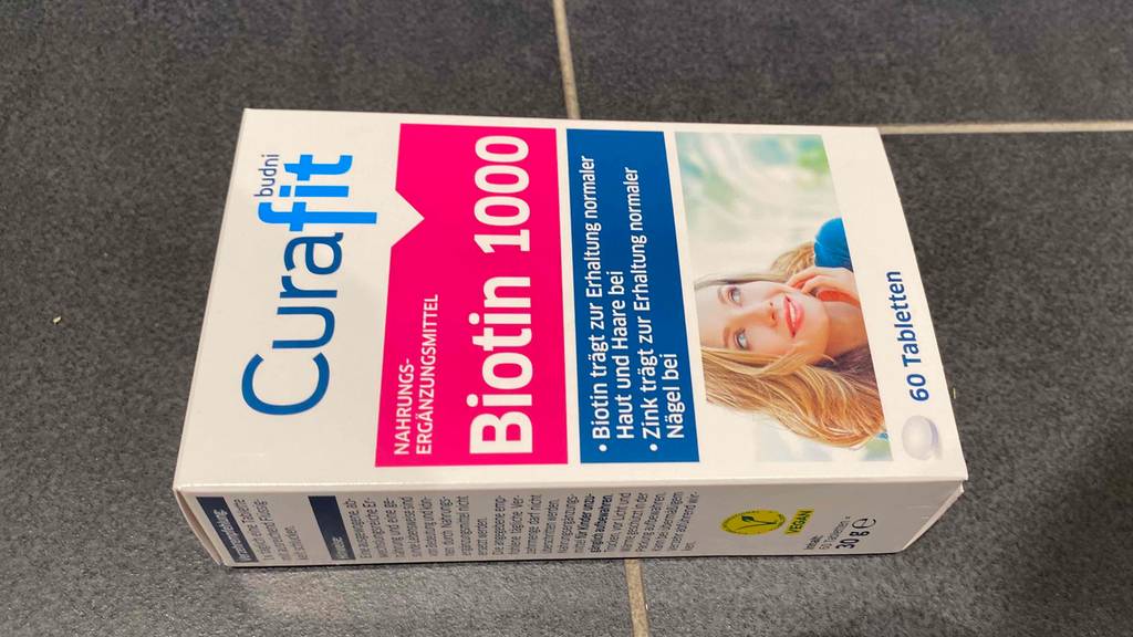 Biotin getestet: Eine Packung liegt horizontal auf einem grauen Fließenboden