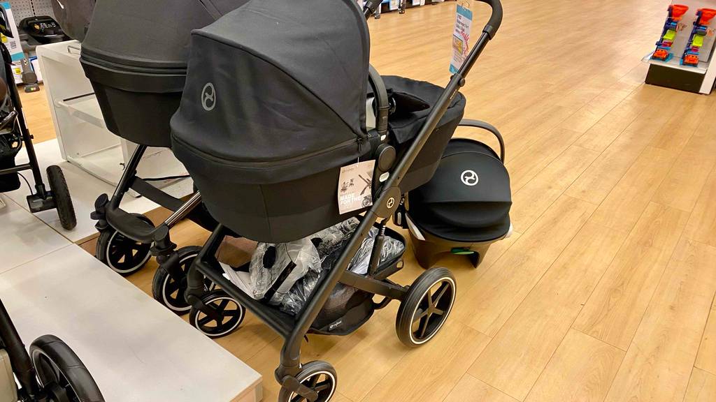 2-in-1-Kinderwagen getestet: zwei 2-in-1-Kinderwägen nebeneinander stehend mit ausgezogenem Dach.
