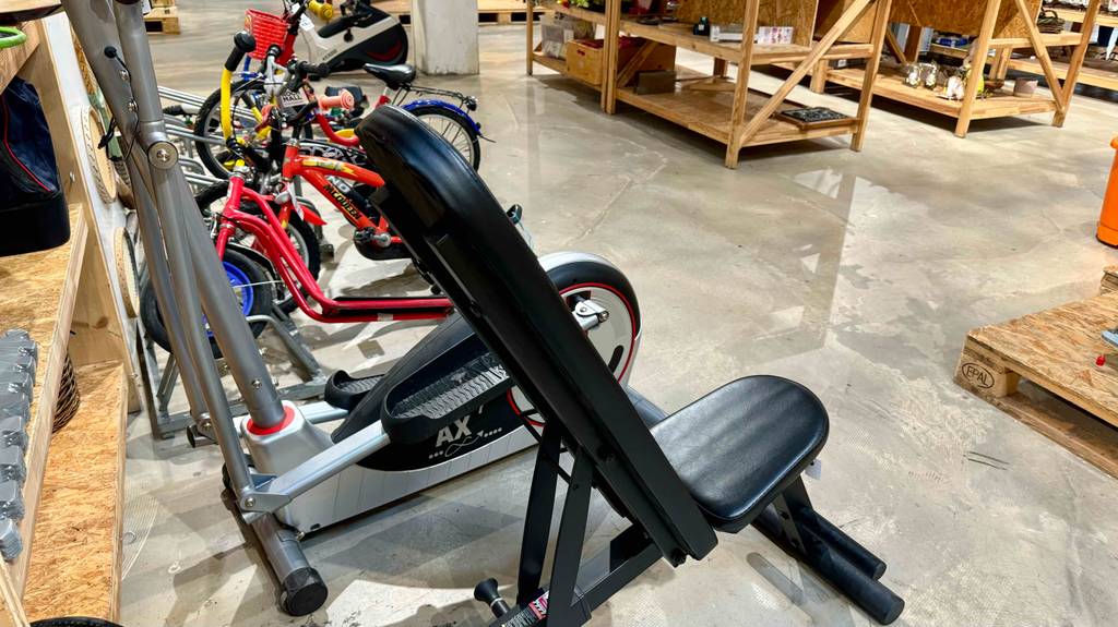 Die Rückseite der Lehne einer getesteten Sit-up-Bank im Blick.