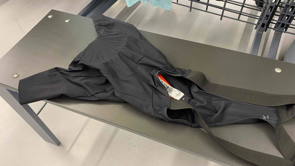 Fahrrad-Hose für Herren gestetet: Eine Hose von vorne auf einer grauen Fläche.