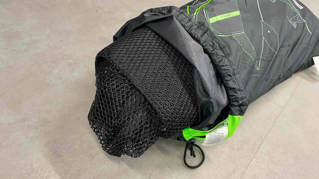 Golf-Übungsnetz getestet: ein schwarzes Golf-Übungsnetz schaut aus der dazugehörigen Tasche heraus.