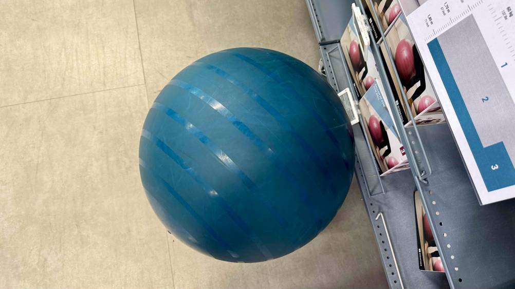Der getestete 65 cm Gymnastikball von oben ersichtlich.