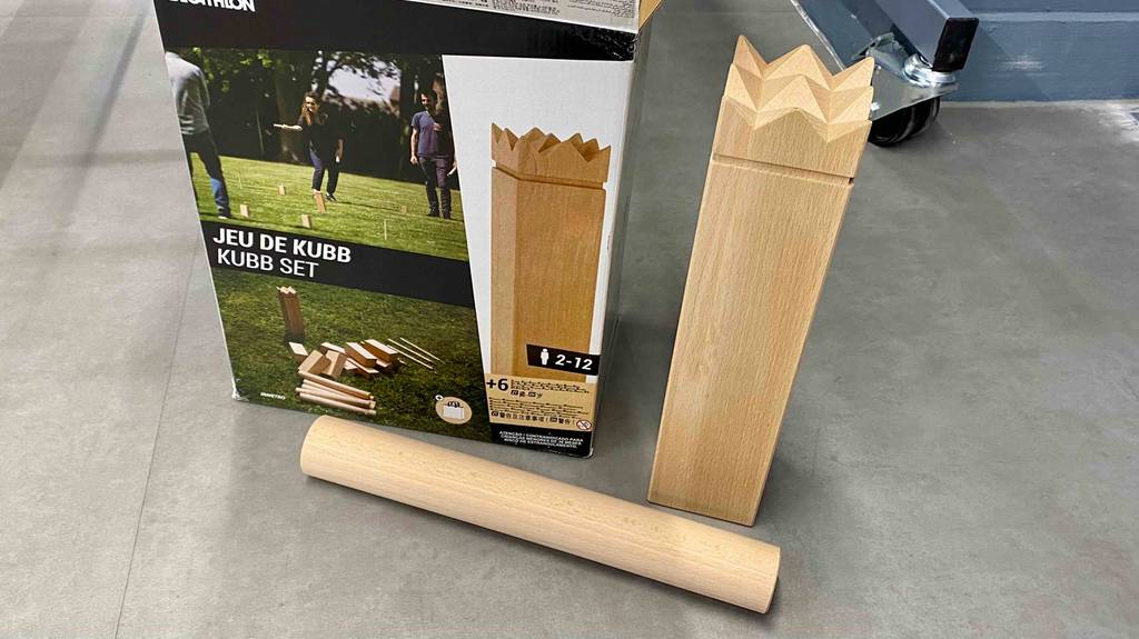 Kubb getestet: Zwei Teile eines Kubb-Spiels stehen neben der Verpackung.