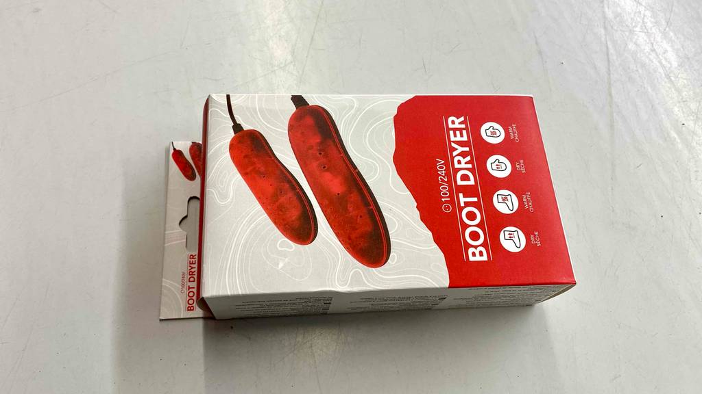 Schuhtrockner-Test: Verpackung von Schuhtrockner liegt horizontal auf einem Boden.