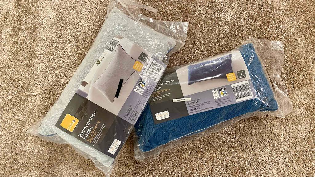 Badewannenkissen-Test: zwei Badewannenkissen in Grau und Blau in der Originalverpackung.