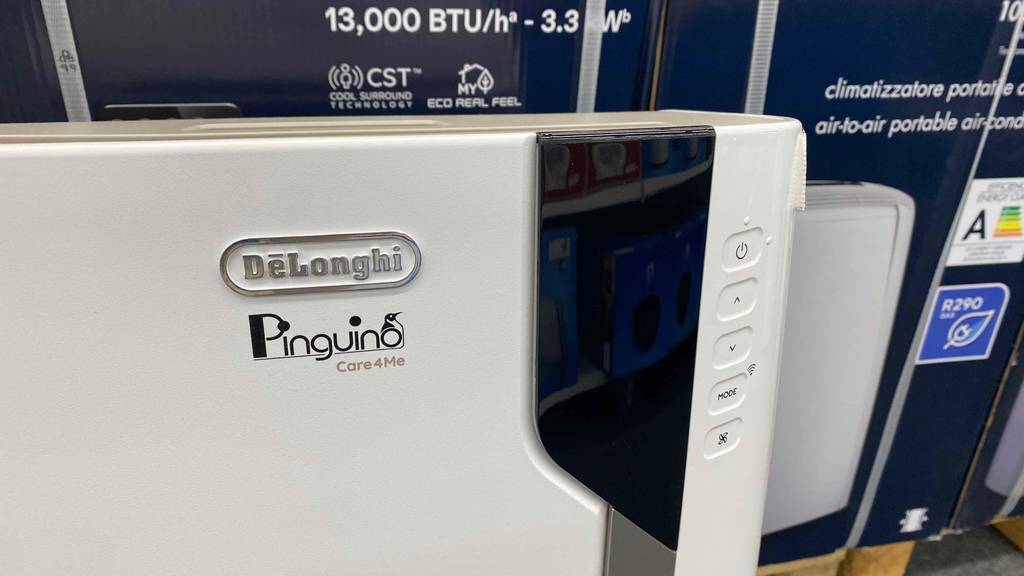 De’Longhi-Klimagerät-Test: weißes De’Longhi-Klimagerät mit Bedienoberfläche.