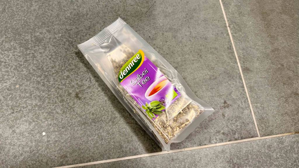 Eine Packung getesteter Bio-Tee befindet sich in einer transparenten Verpackung, die auf dem Boden liegt.