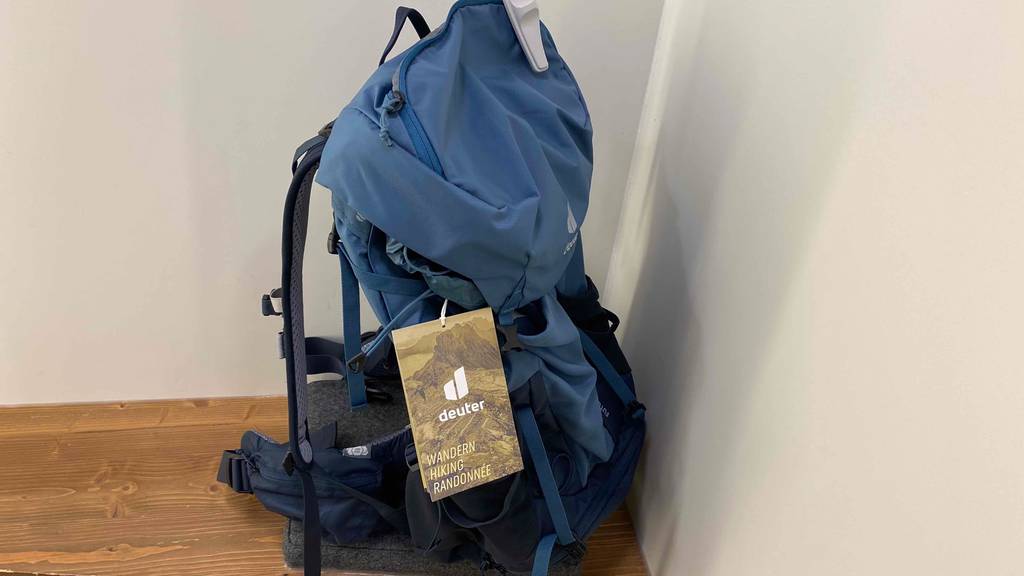 Rucksack-40-Liter-Test: Blauer Rucksack von der Seite mit Etikett.