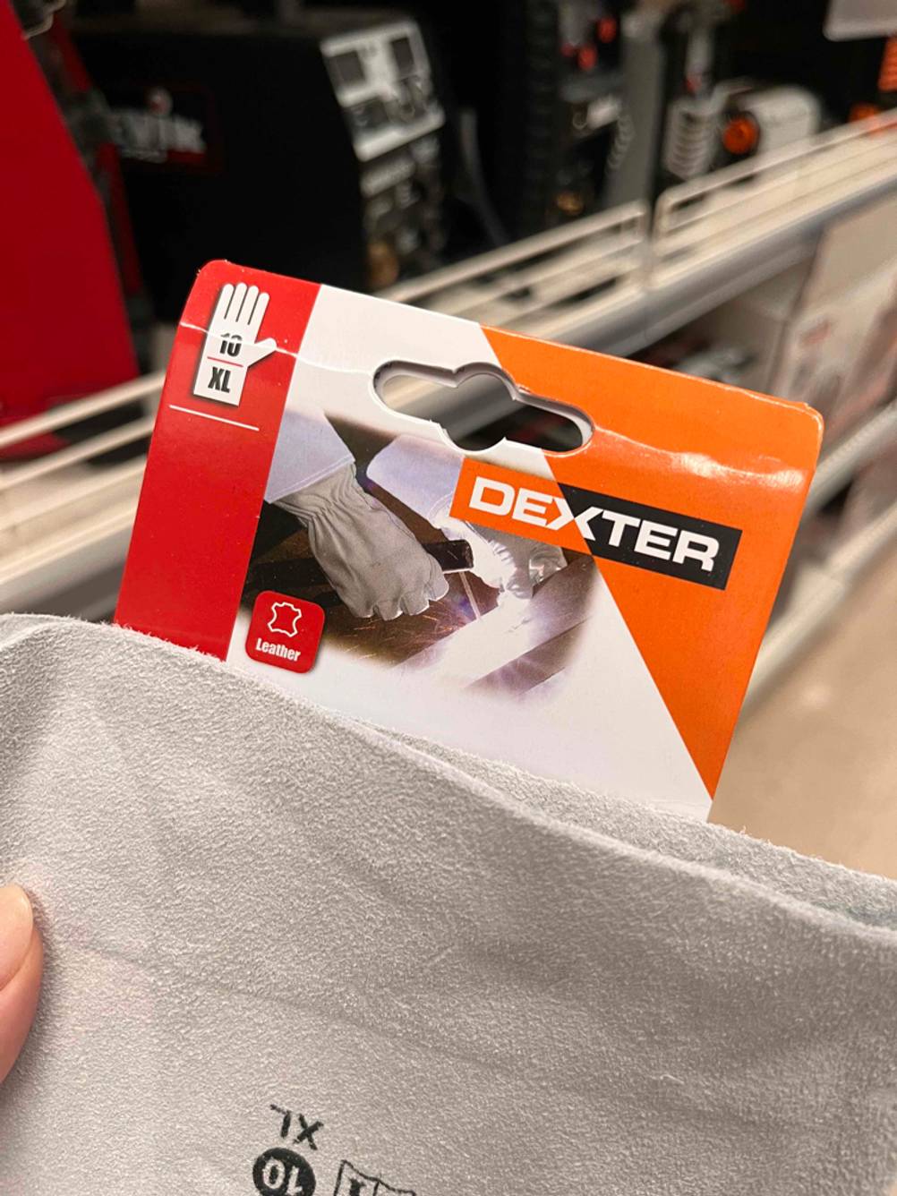Arbeitshandschuhe-Leder-Test: Vorderseite von Etikett, das sich an den Arbeitshandschuhen befindet, mit der Größe XL.