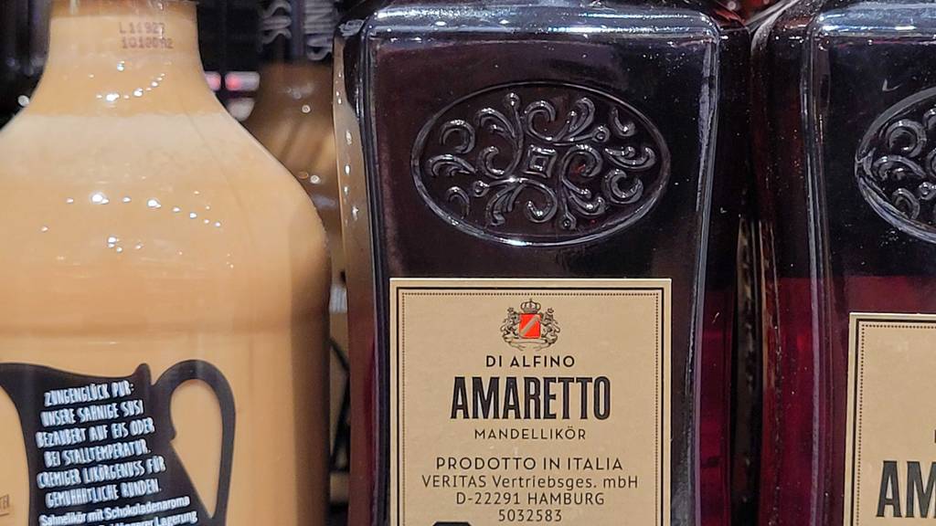 Amaretto-Test: Etikett von Amaretto der Marke Di Alfino in Nahaufnahme.