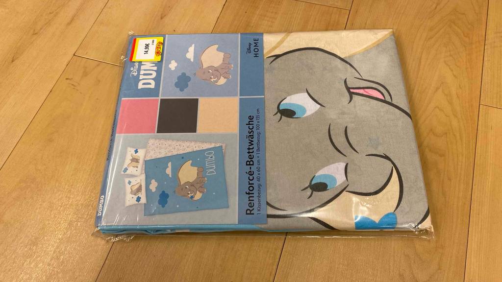 Renforcé-Bettwäsche im Test: Renforcé-Bettwäsche liegt verpackt auf einem Holzboden.