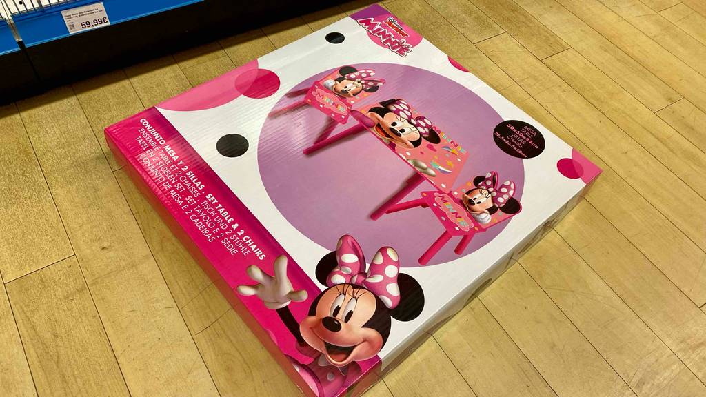 Kindersitzgruppe getestet: Eine verpackte Kindersitzgruppe liegt quer auf einem Holzboden.