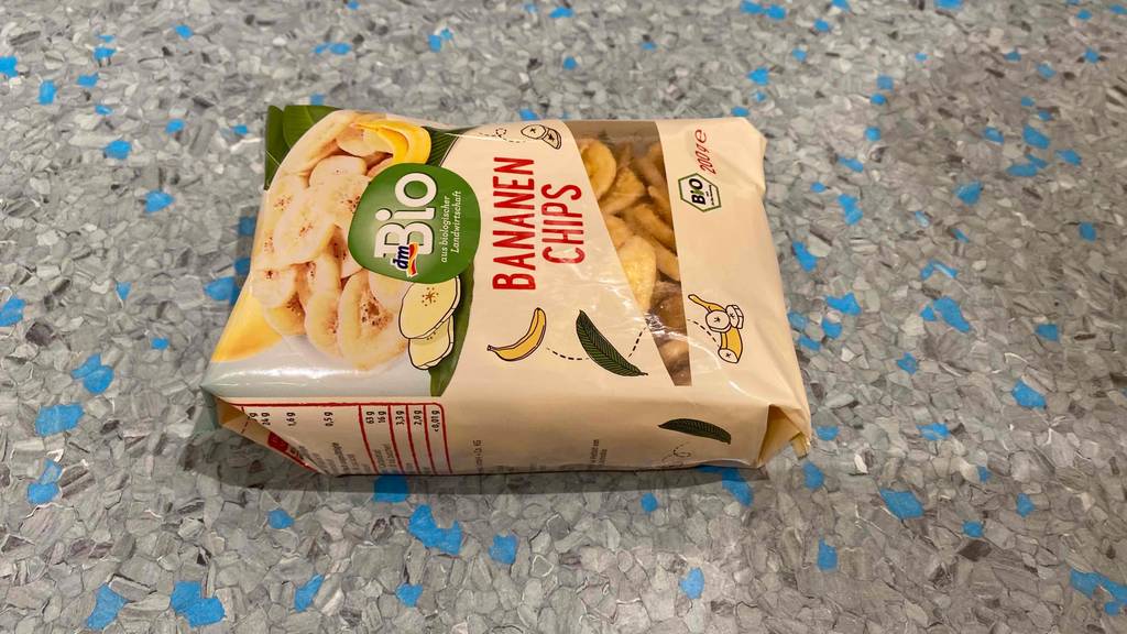 Bananenchips im Test: Eine Packung Chips auf Fließenboden
