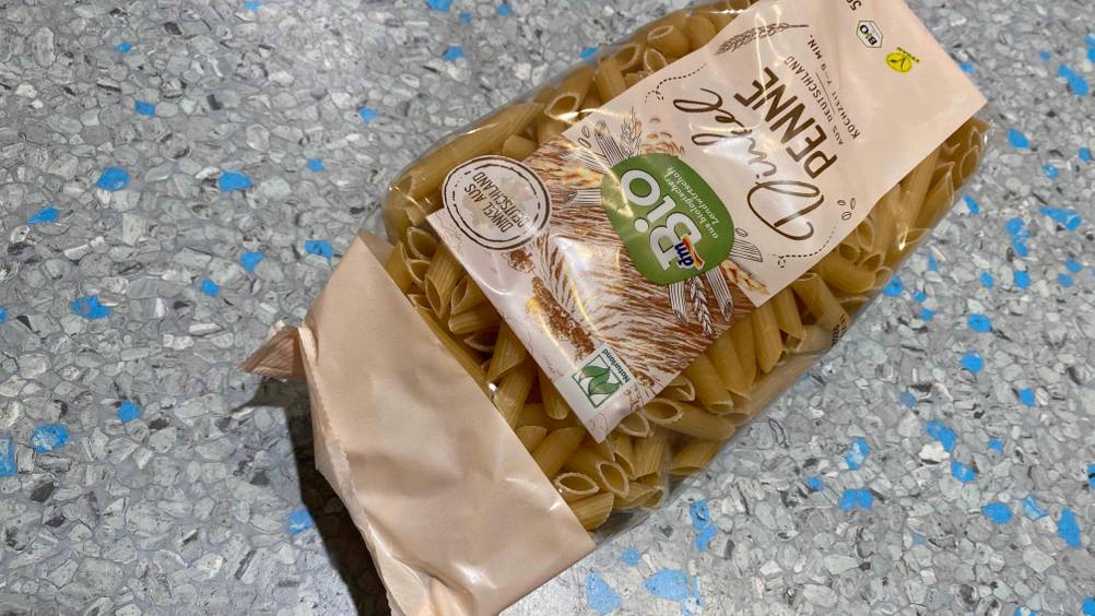 Eine Packung der getesteten Dinkelnudeln liegt quer auf einer grauen Oberfläche.