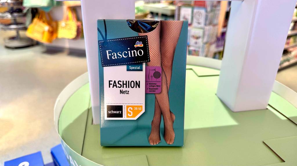 Netzstrumpfhose-Test: Die Packung worin sich die Netzstrumpfhose steht in einem Geschäft ausgestellt.