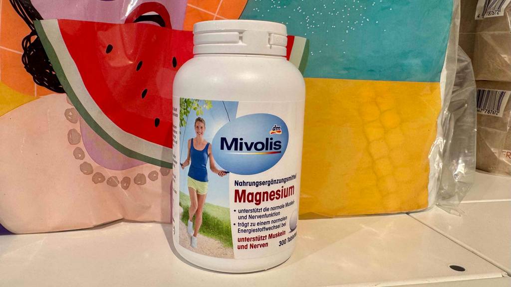Die getesteten Magnesium-Tabletten schon in der Verpackung vor einem bunten Hintergrund.