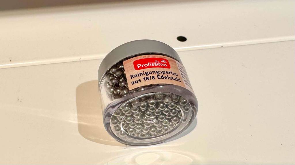 Reinigungsperlen-Test: Eine transparente Dose worin sich die Reinigungsperlen befinden mit Blick auf die Unterseite der Dose.
