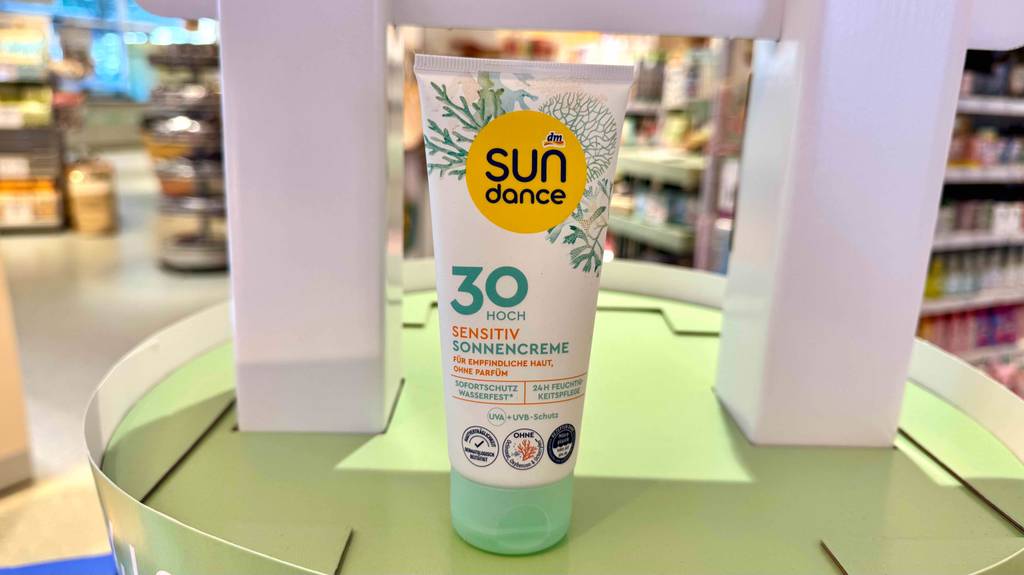 Sonnencreme für empfindliche Haut-Test: Eine Sonnencreme mit Lichtschutzfaktor 30 steht in einem Geschäft.
