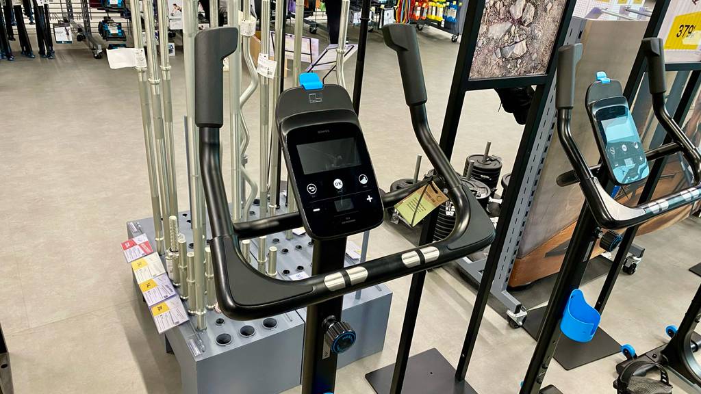 Haltegriff und Display eines getesteten Indoor-Bikes im Fokus.