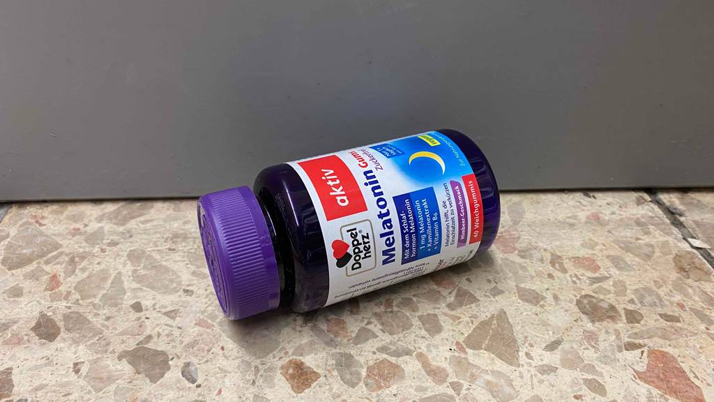 Melatonin getestet: Eine Packung liegt horizontal vor einer grauen Wand