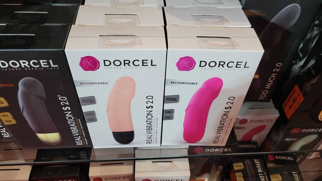 Vibrator getestet: Mehrere verpackte Vibratoren stehen nebeneinander in einem Regal.