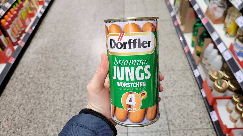 Test: Eine Dose Dosenwurst wird in der Hand gehalten.