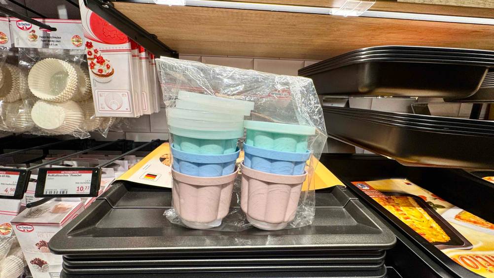 Die getesteten Puddingformen in bunten Farben befinden sich inklusive Deckel in einem transparenten Beutel.