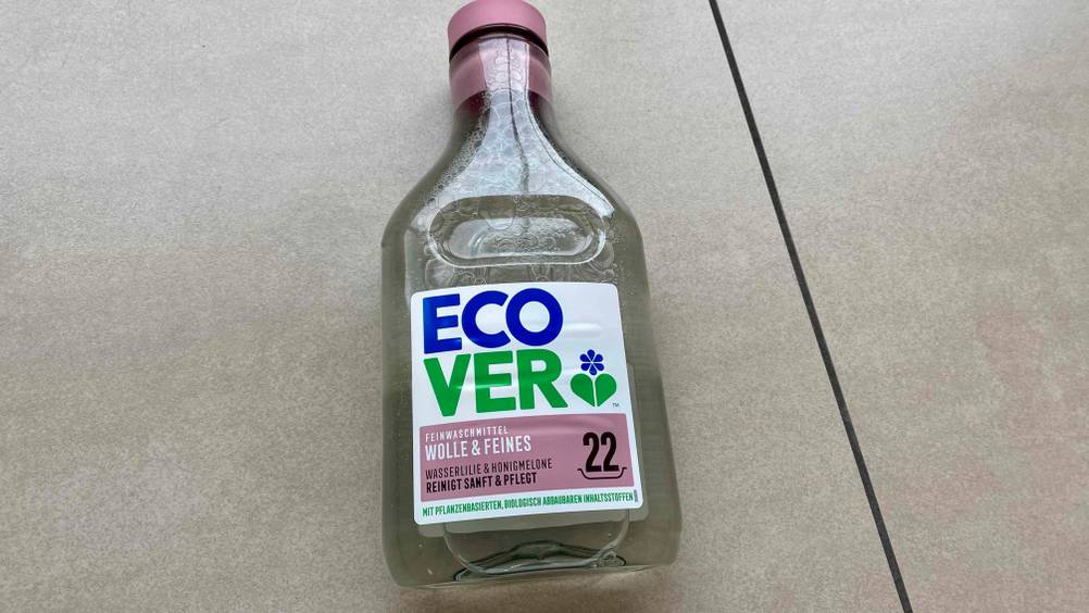 Ecover Waschmittel getestet: Eine Flasche Waschmittel liegt auf einem Fließenboden
