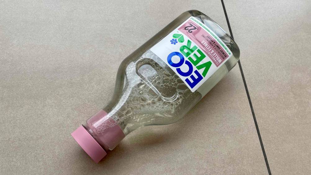 Ecover Waschmittel getestet: Eine Flasche Waschmittel liegt schräg auf einem Fließenboden