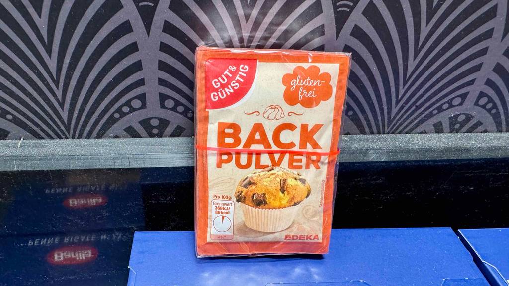 Test: Ein Bündel Backpulver steht auf einer Nudelpackung.