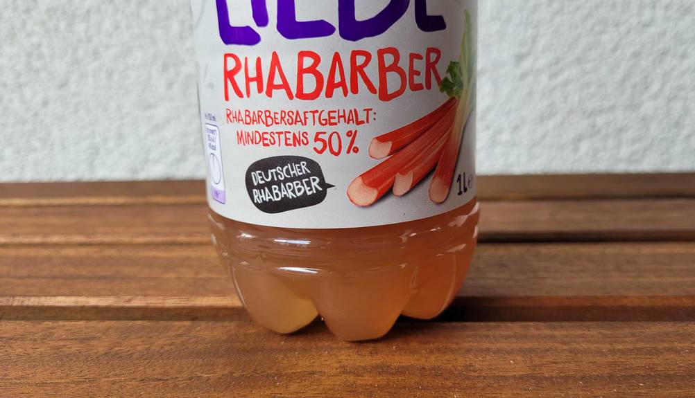 Rhababersaft getestet: unterer Teil von Rhababersaft in einer Flasche mit der Aufschrift 