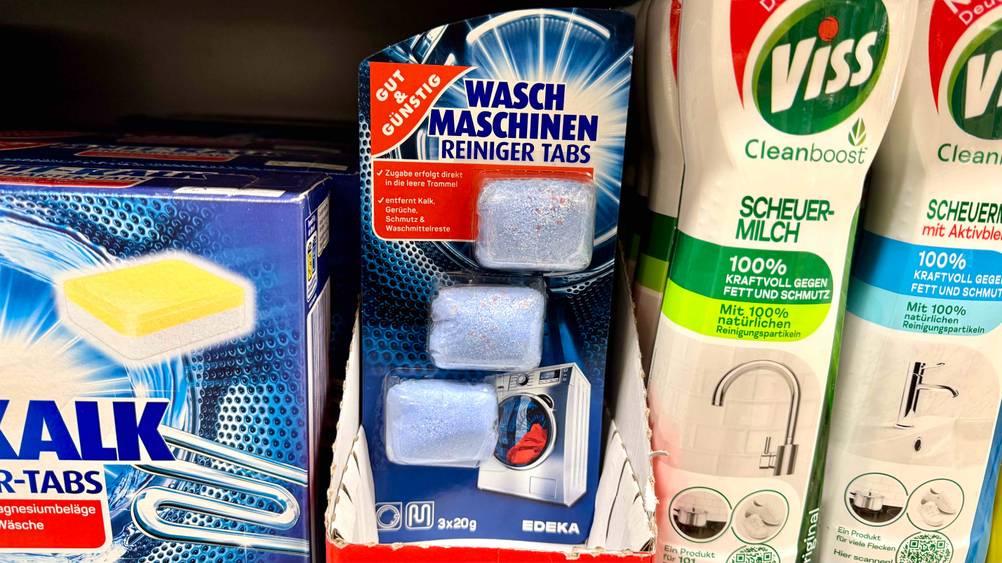 Die getesteten Anti-Kalk-Tabs Waschmaschine mit drei Tabs enthalten befinden sich in einem Regal.