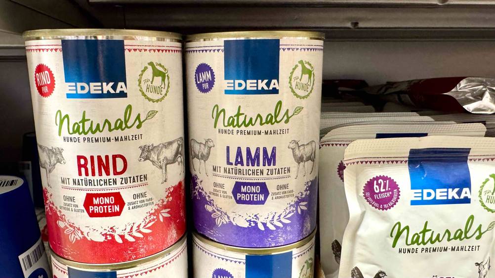 Getreidefreies Nassfutter für Hunde-Test: Mehrere Dosen des Nassfutters stehen in einem Regal.