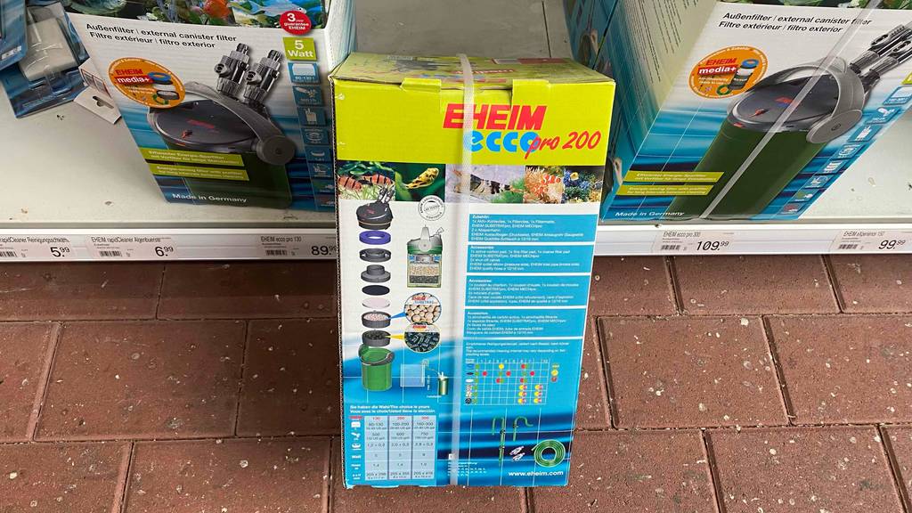 Außenfilter Aquarium 200 Liter getestet: Ein verpackter Filter von hinten lehnt an einem Regalbrett.