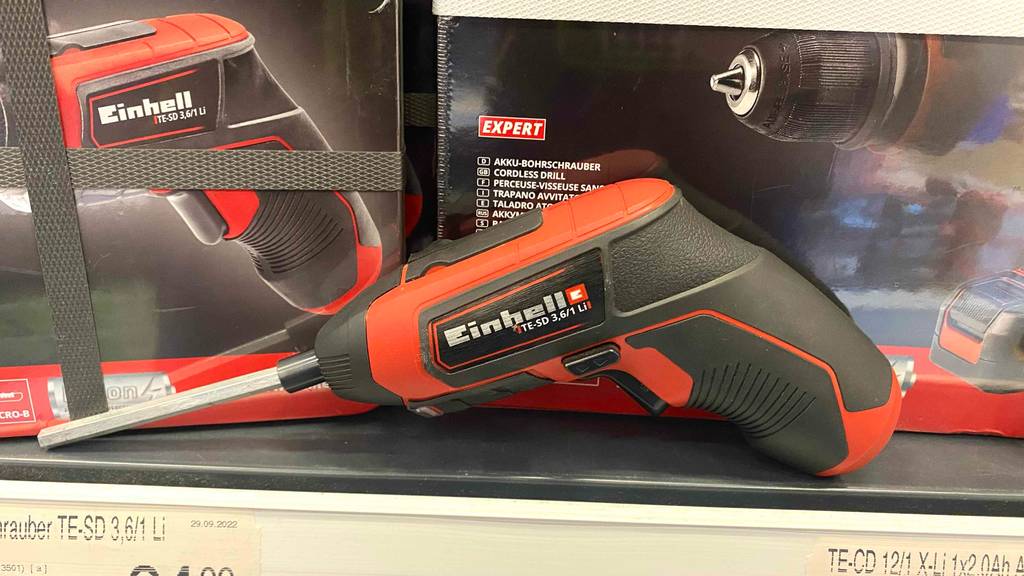 Einhell-Akkuschrauber getestet: ein Einhell-Akkuschrauber ist vor den entsprechenden Verpackungen platziert.