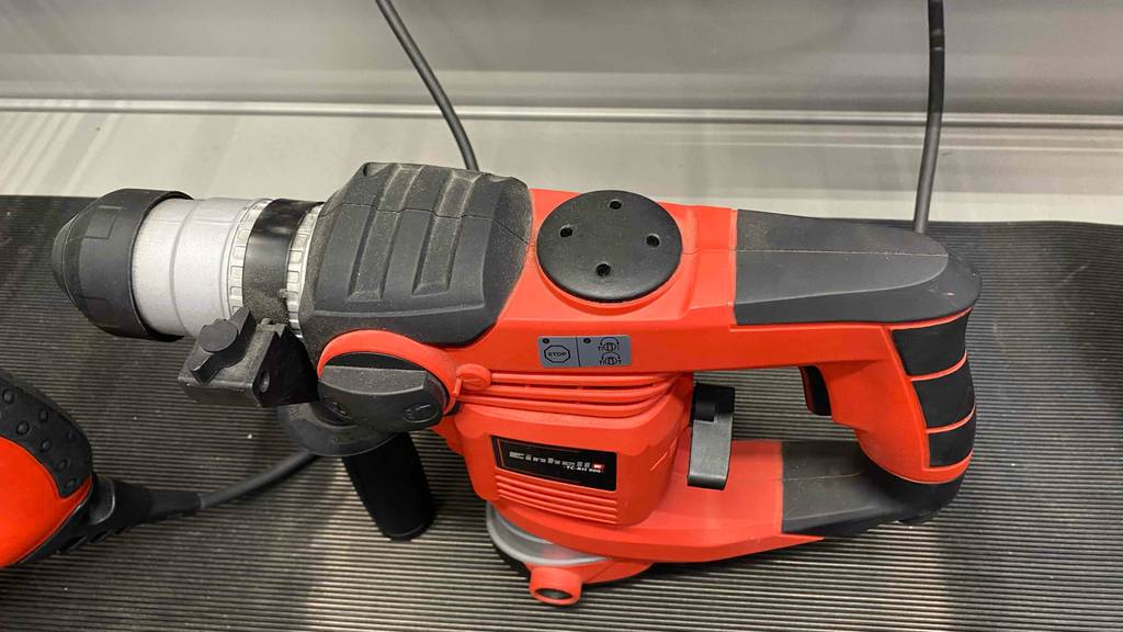 Einhell-Bohrhammer-Test: orange-schwarzer Einhell-Bohrhammer von oben stehend.